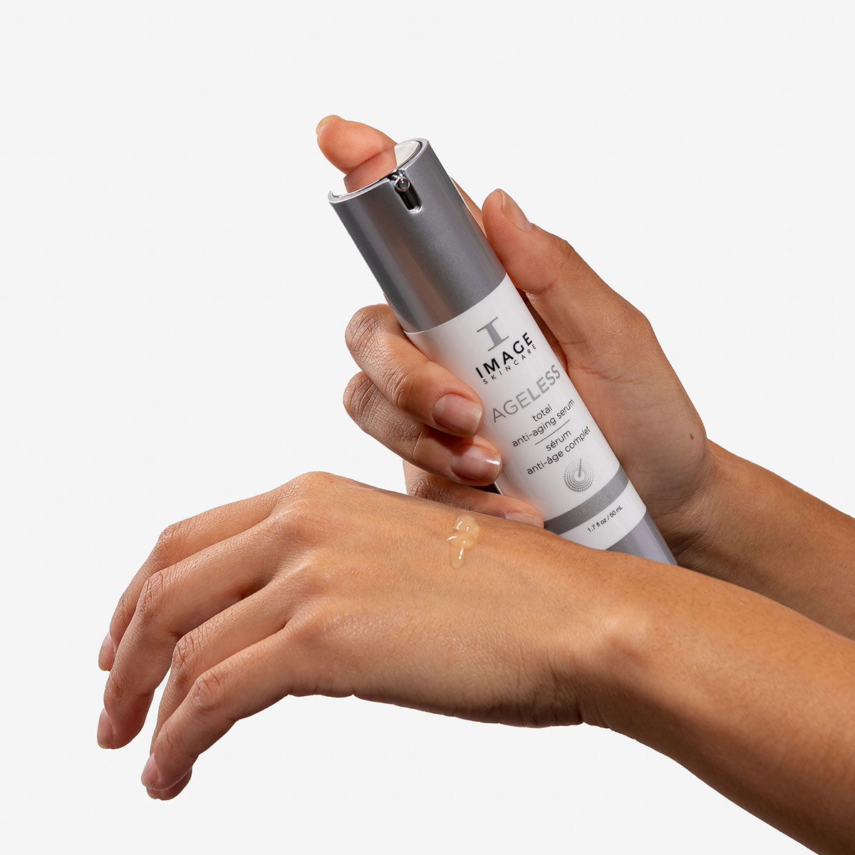 IMAGE SKINCARE Ageless Total Anti-Aging Serum – 50ml, Hände geben Serum auf Handrücken