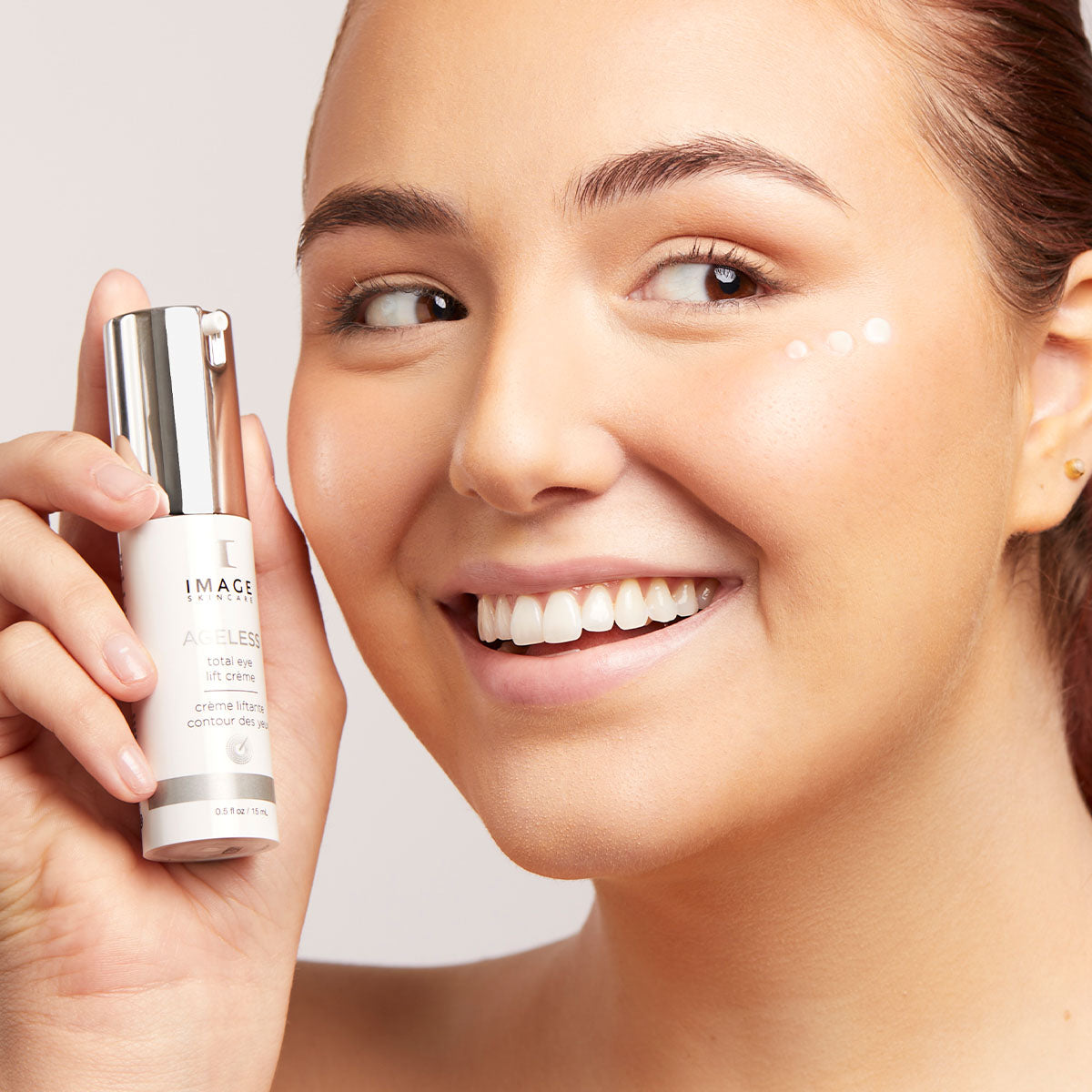 IMAGE SKINCARE Ageless Total Eye Lift Crème – 15ml, Frau hält Pumpspender