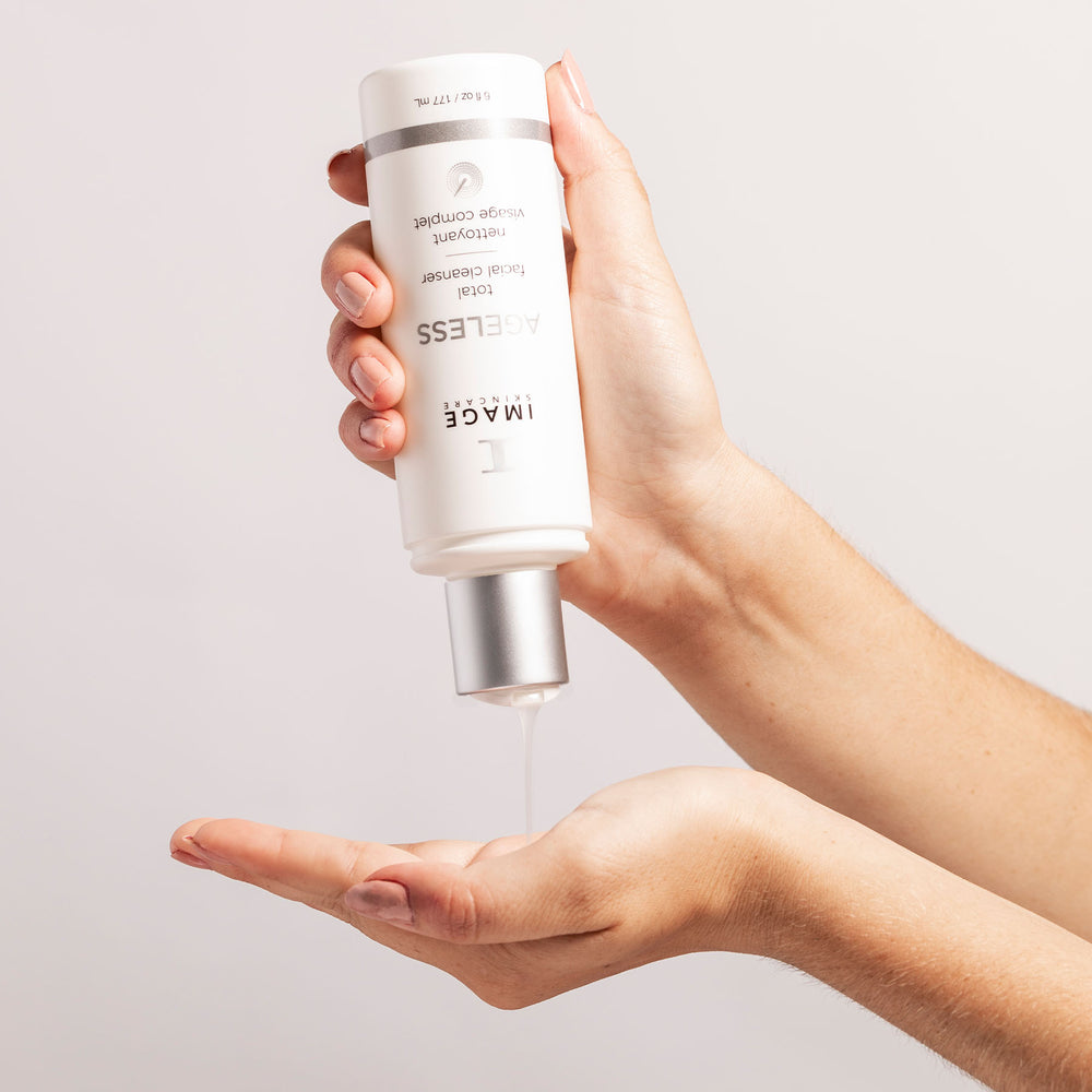 IMAGE SKINCARE Ageless Total Facial Cleanser – Reiniger mit Glykolsäure, 177ml, Hände geben Reiniger in Handfläche