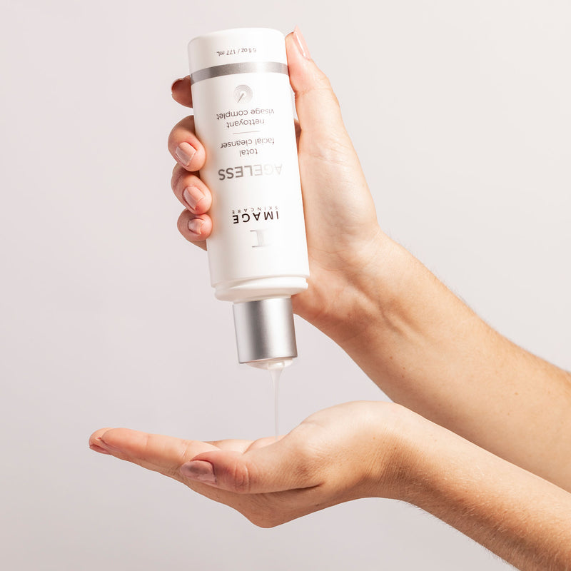IMAGE SKINCARE Ageless Total Facial Cleanser – Reiniger mit Glykolsäure, 177ml, Hände geben Reiniger in Handfläche