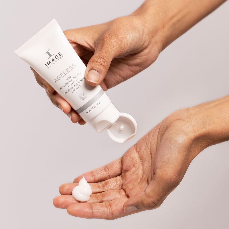 IMAGE SKINCARE Ageless total microderm exfoliator  – 3-in-1 Peeling, 42g, Hände geben Peeling in Handfläche