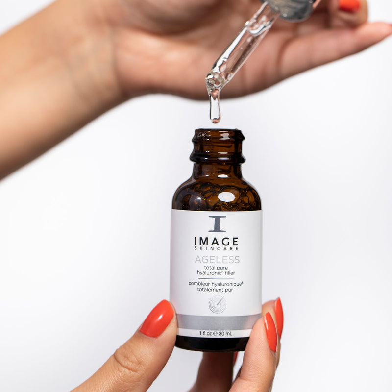 IMAGE SKINCARE Ageless Total Pure Hyaluronic Filler  – Anti-Aging Serum, 30ml, Hand entnimmt Serum mit Pipette