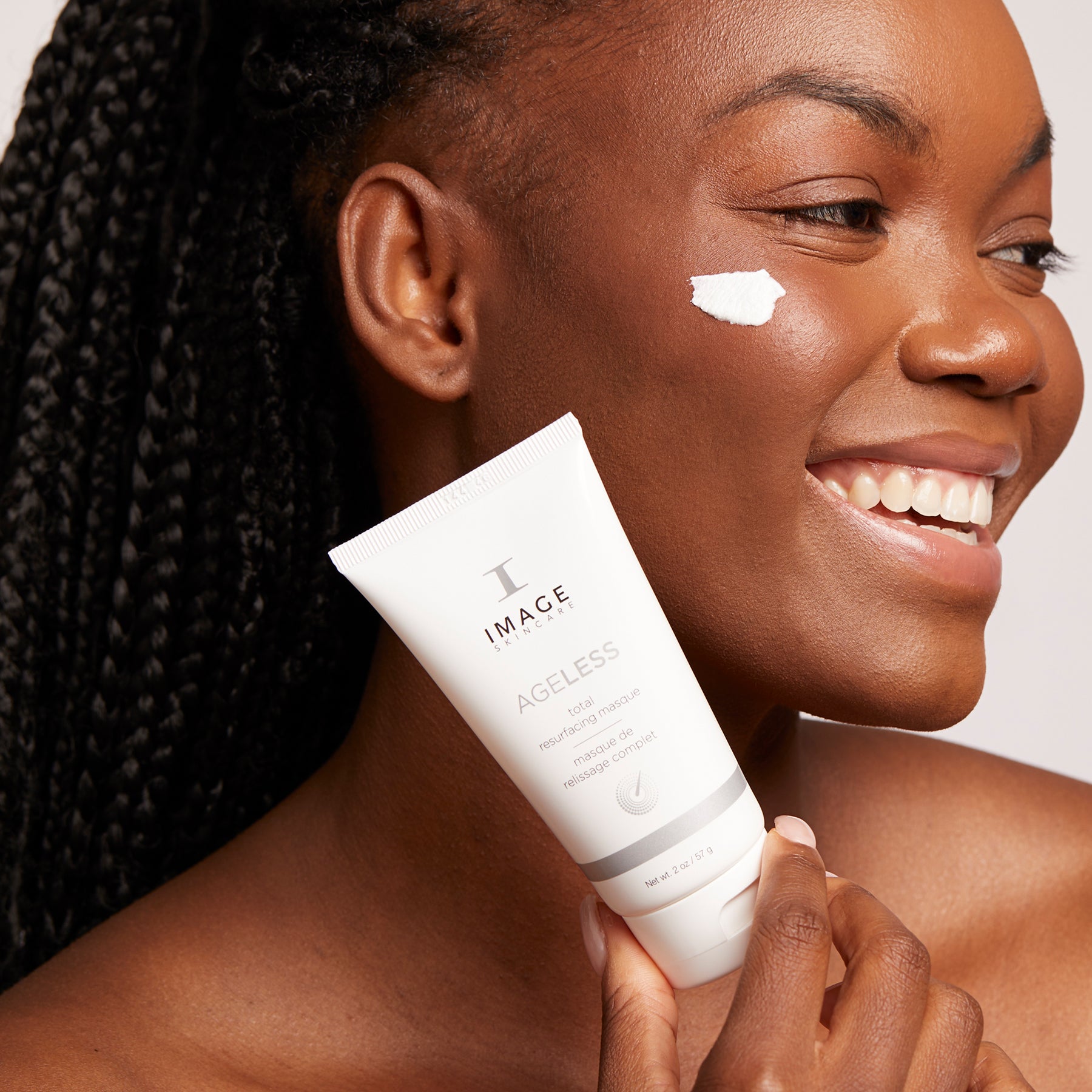 IMAGE SKINCARE Ageless Total Resurfacing Masque  – Peeling-Maske, 57g, Frau hält Maske