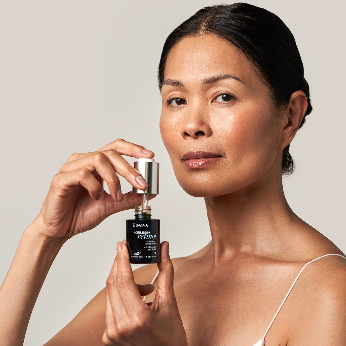 IMAGE SKINCARE Ageless+ Retinol pure liquid retinol 0,1 %  – Retinol-Serum, 30ml, Frau öffnet Serum