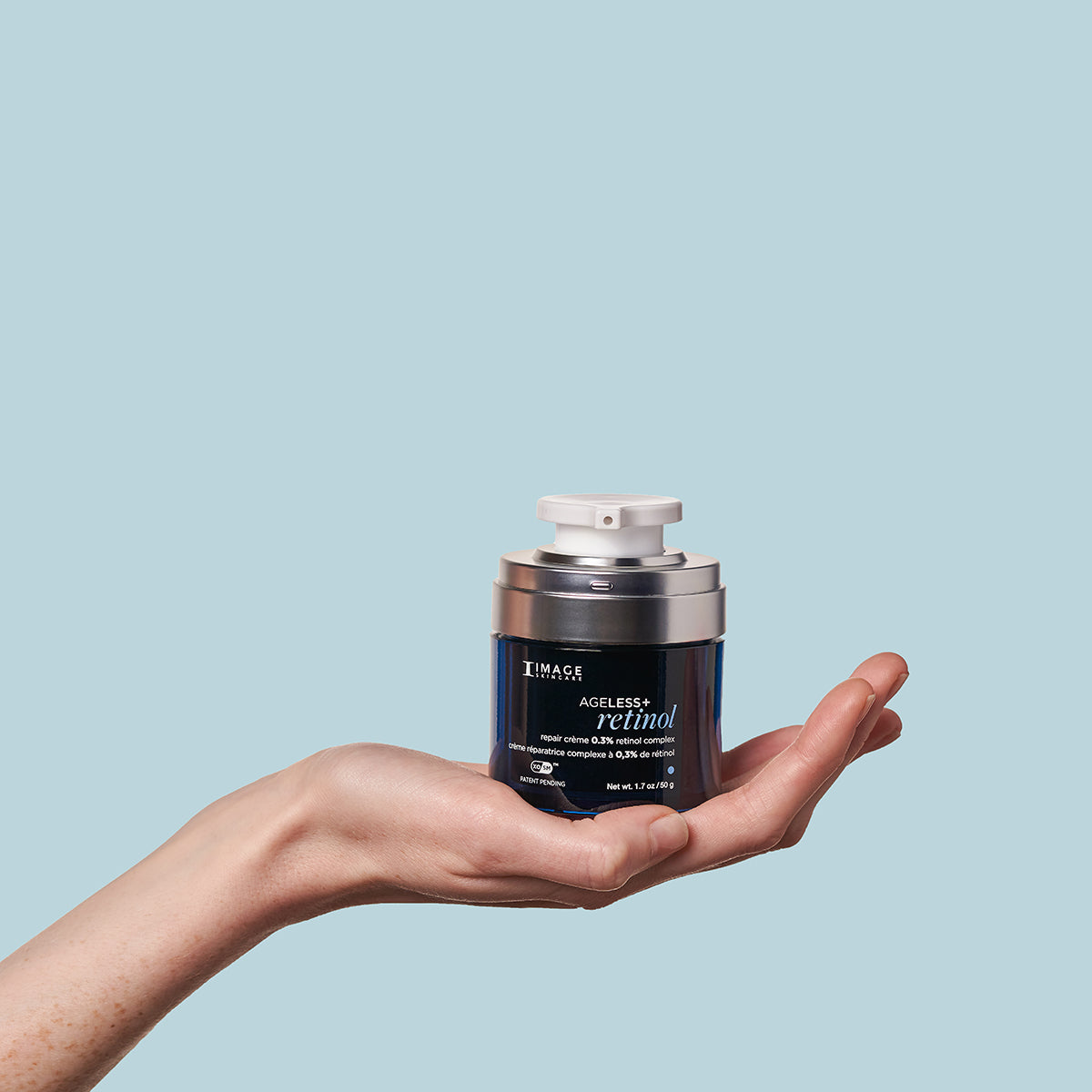 IMAGE SKINCARE Ageless+ Retinol repair crème  0,3 % retinol complex – Anti-Aging Pflege, 50g, Hand hält offenen Tiegel