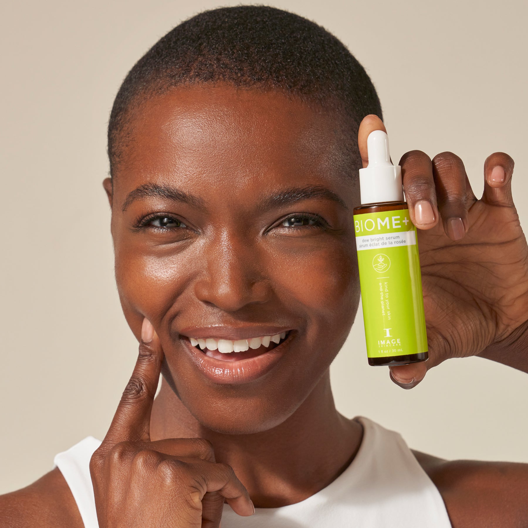 IMAGE SKINCARE BIOME+ dew bright serum – Glow-Serum, 30ml, Frau hält Serum