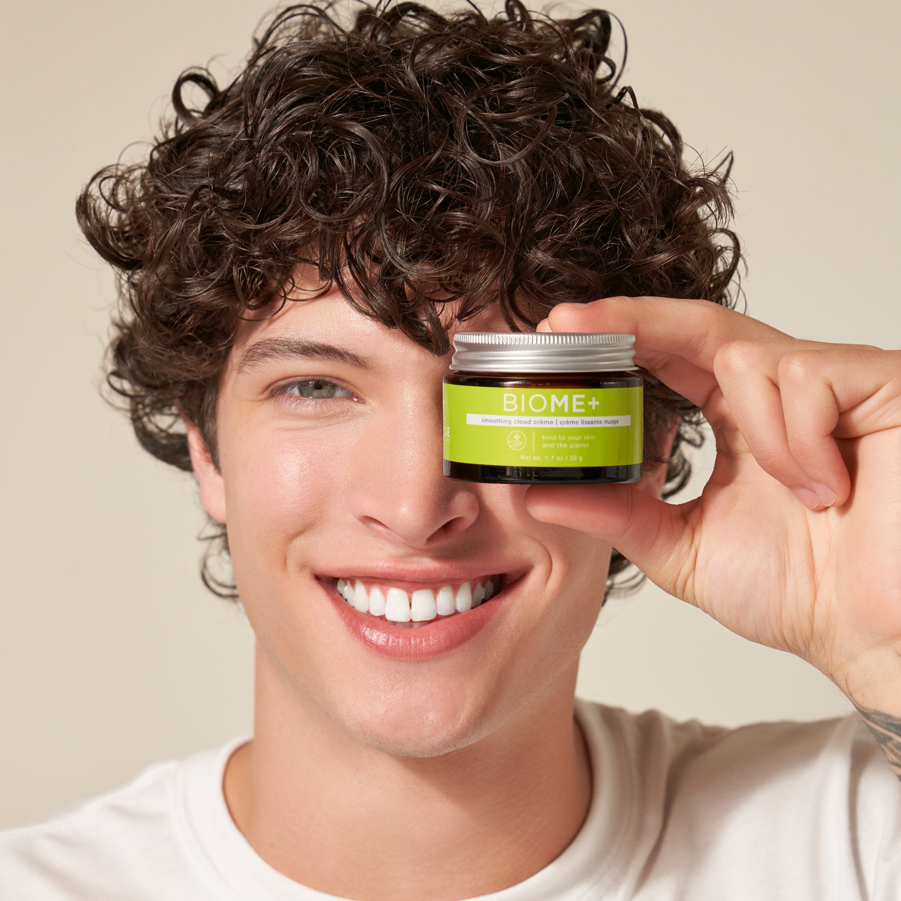 IMAGE SKINCARE BIOME+ smoothing cloud crème – Aufpolsternde Pflege, 50g, Mann hält Tiegel