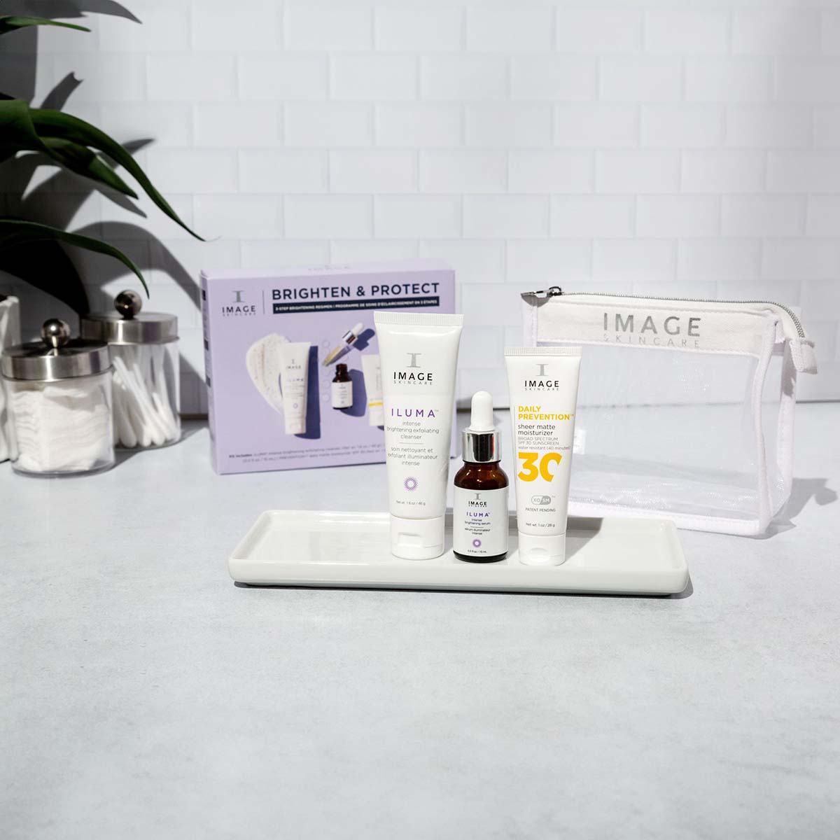 IMAGE SKINCARE Brighten & Protect Kit – Reisegrößen-Set, 1stk, Produkte auf Tablett mit Badaccessoires