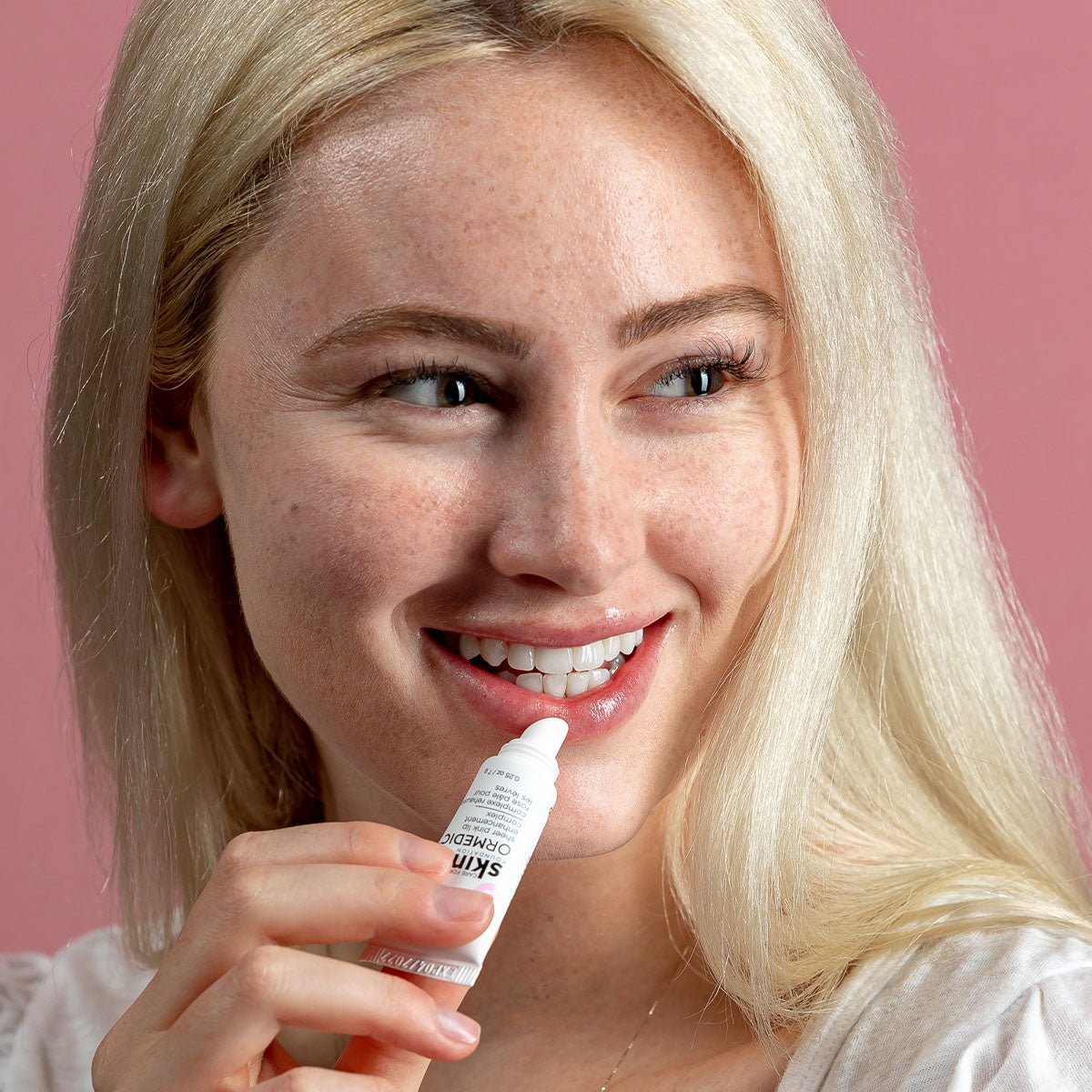 IMAGE SKINCARE care for skin Ormedic Sheer Pink Lip Enhancement Complex – Lippenpflege, 7g, Frau wendet Lip Complex an