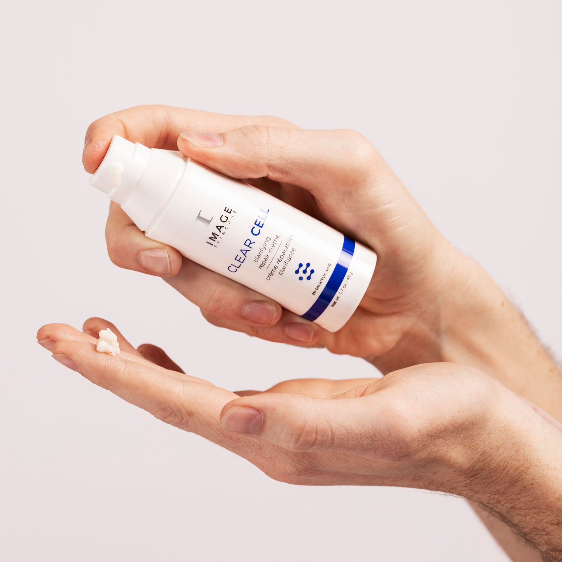 IMAGE SKINCARE CLEAR CELL clarifying repair crème – Klärende Pflege, 48g, Hände geben Creme in Handfläche