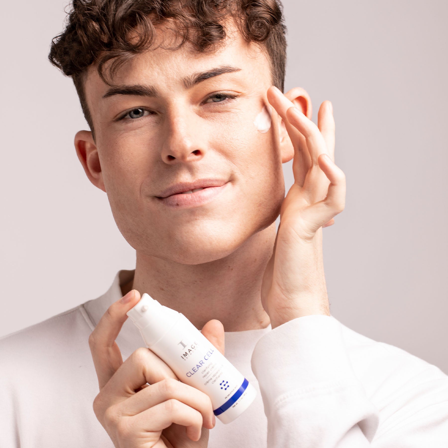 IMAGE SKINCARE CLEAR CELL clarifying repair crème – Klärende Pflege, 48g, Mann wendet Creme an