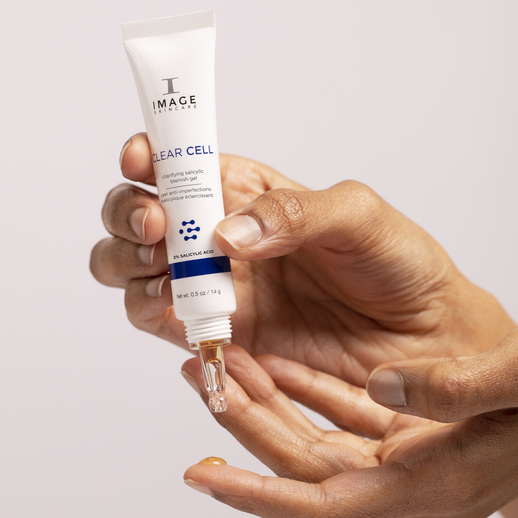 IMAGE SKINCARE CLEAR CELL clarifying salicylic blemish gel – Spot-Treatment, 14g, Hände geben Gel auf Fingerspitze