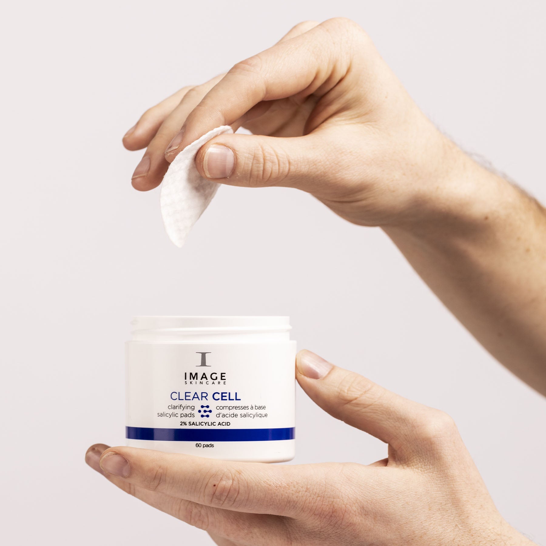 IMAGE SKINCARE CLEAR CELL Clarifying Salicylic Pads – Klärende Pads gegen Unreinheiten, 60Pads, Hände entnehme Pad aus Dose