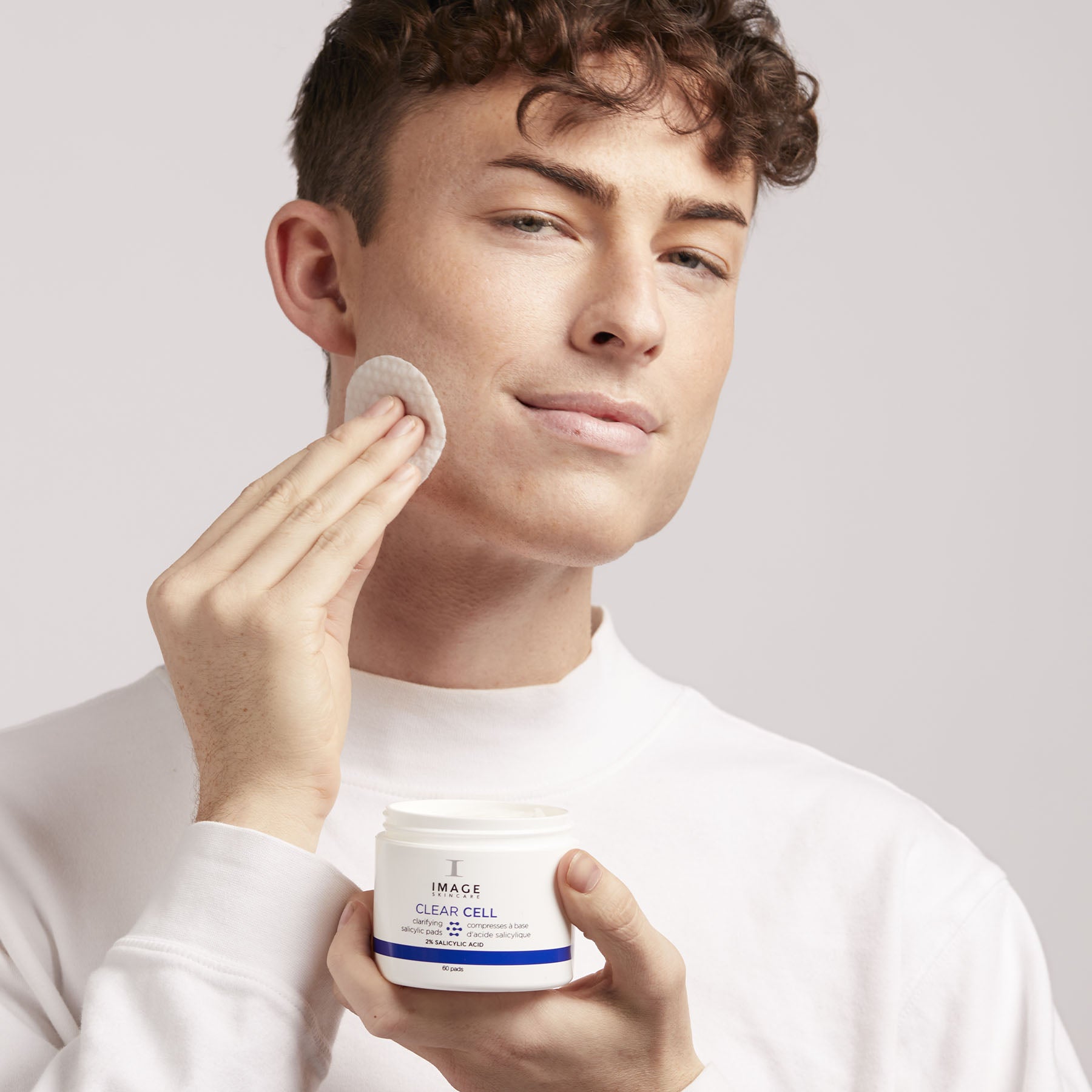 IMAGE SKINCARE CLEAR CELL Clarifying Salicylic Pads – Klärende Pads gegen Unreinheiten, 60Pads, Mann wendet Pad im Gesicht an
