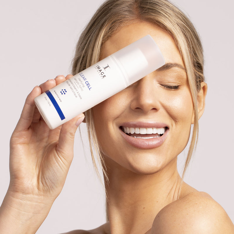 IMAGE SKINCARE CLEAR CELL Clarifying Salicylic Tonic – Klärendes Tonic mit AHA & BHA, 118ml, Frau hält Tonic vor Gesicht