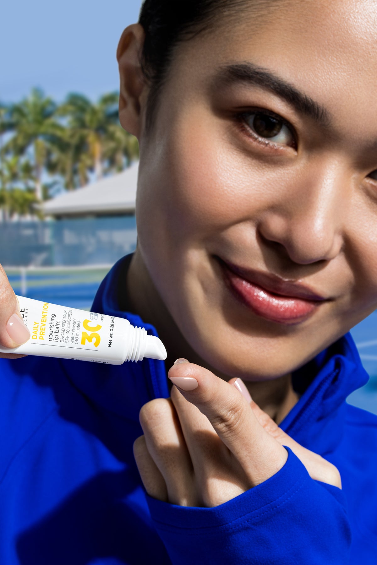 IMAGE SKINCARE DAILY PREVENTION nourishing lip balm SPF 30 – 8g, Frau gibt Lipbalm auf Finger