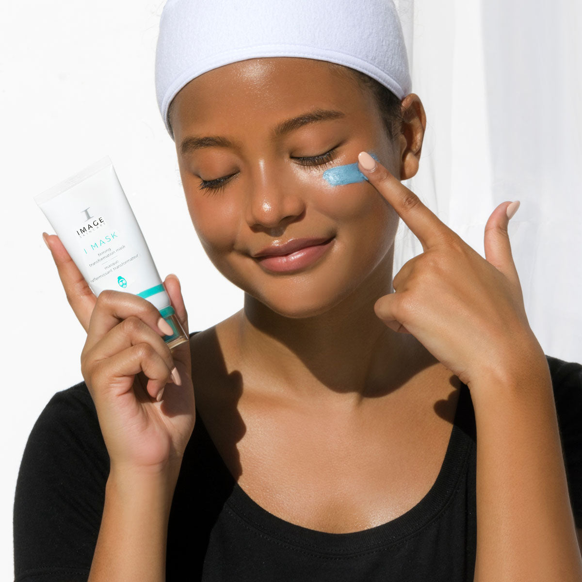 IMAGE SKINCARE I MASK Firming Transformation Mask – Straffende Maske, 57g, Frau wendet Maske in Gesicht an