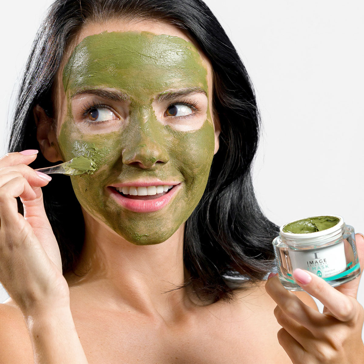 IMAGE SKINCARE I MASK Purifying Probiotic Mask  – probiotische Maske ist für alle Hauttypen, 57g, Frau wendet Maske im Gesicht an
