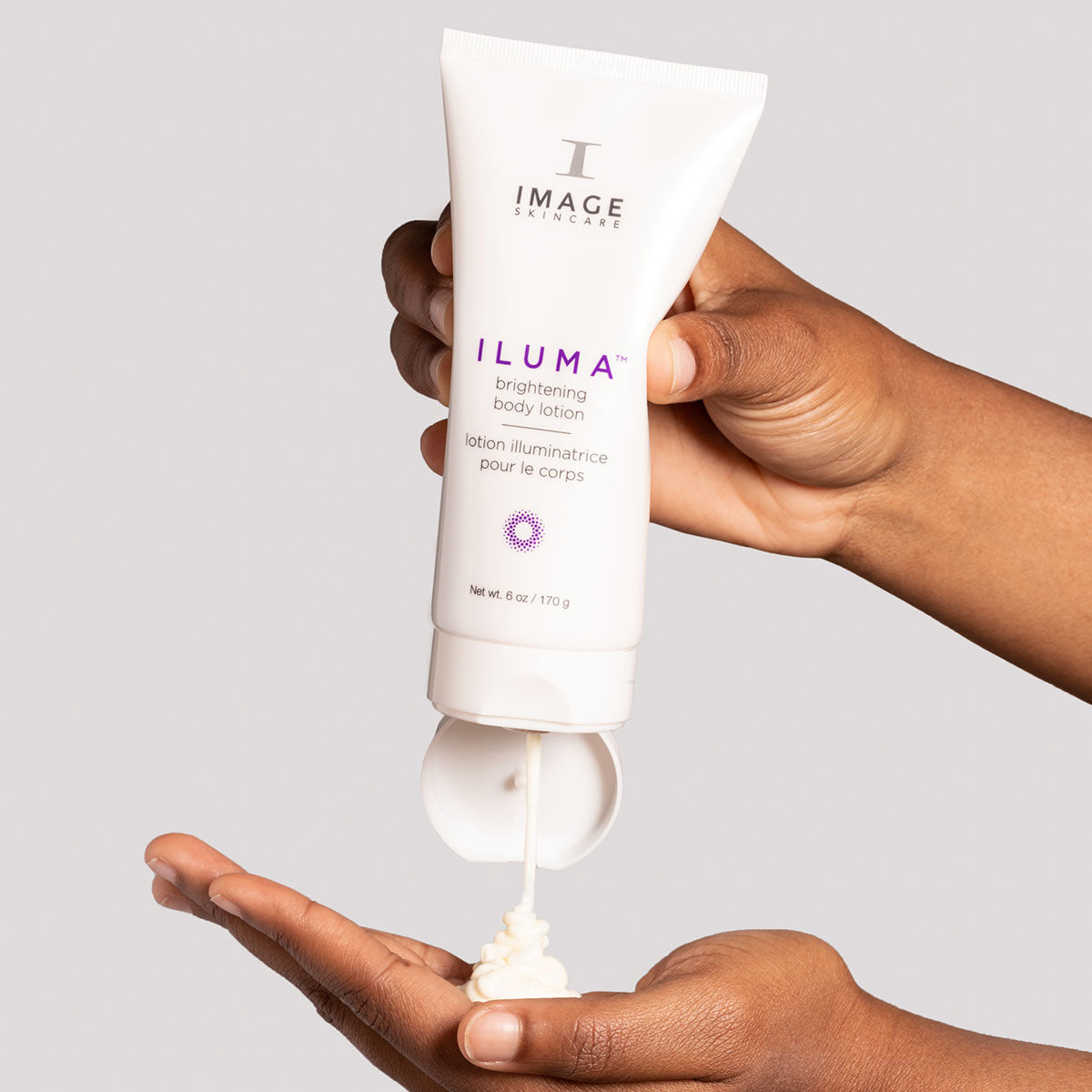 IMAGE SKINCARE ILUMA™ Intense Brightening Body Lotion – aufhellende Körperpflege, 170g, Hände geben Körperlotion in Handfläche