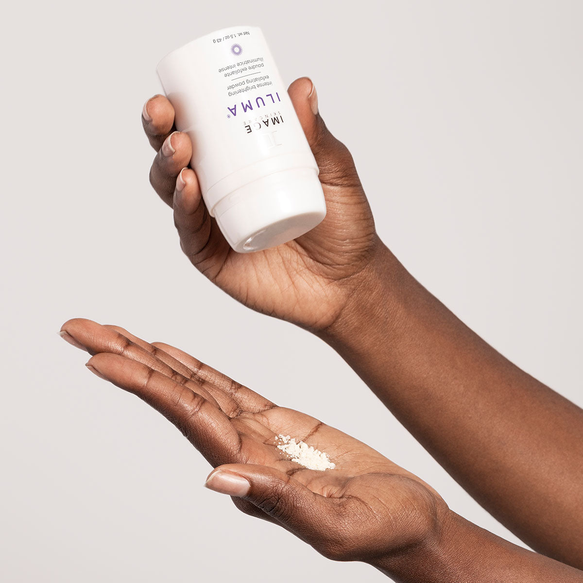IMAGE SKINCARE ILUMA™ Intense Brightening Exfoliating Powder – Peeling-Puder mit Aufhellungseffekt, 43g, Hände geben Peelingpuder in Handfläche