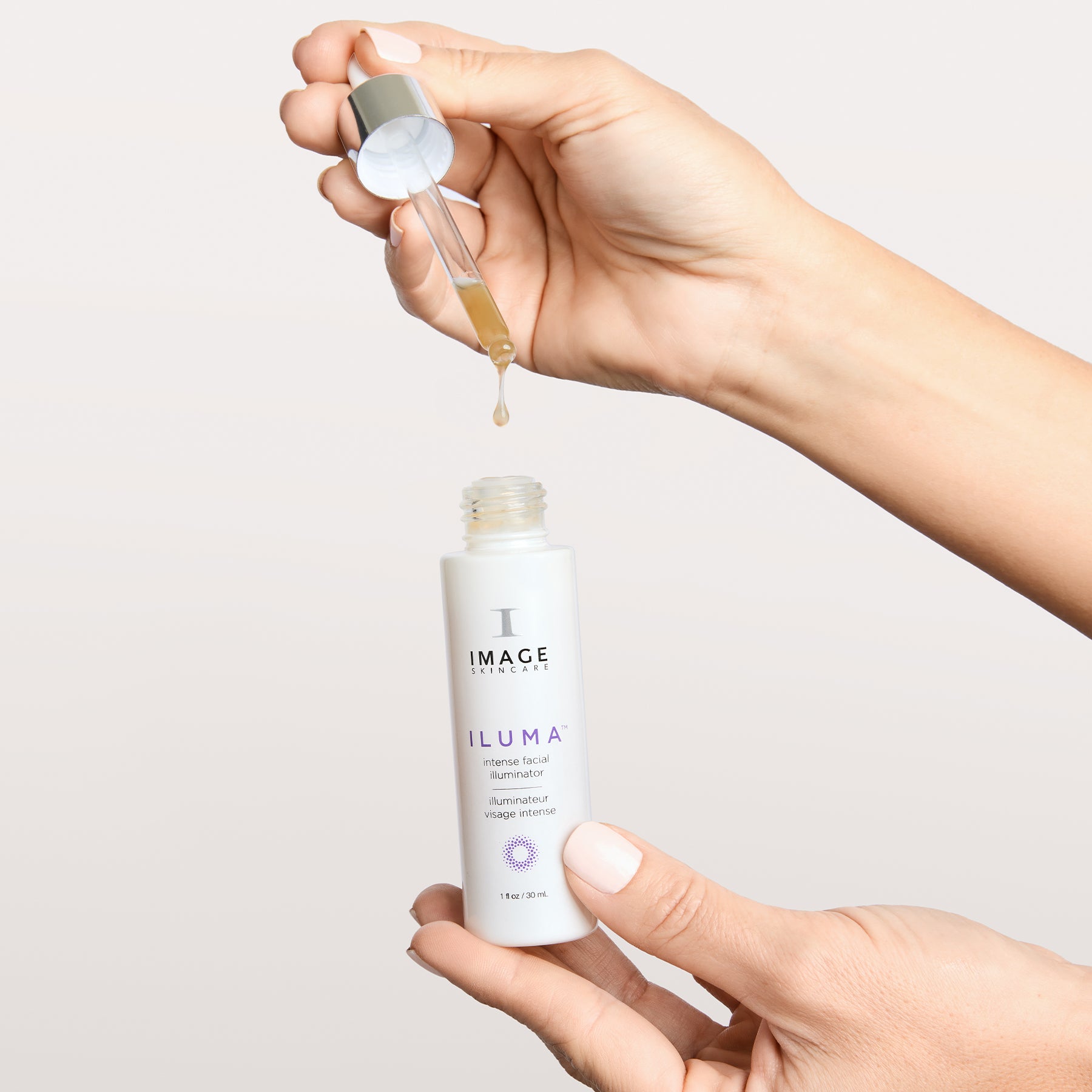 IMAGE SKINCARE ILUMA™ Intense Facial Illuminator – Wirkstoff-Booster gegen Pigmentflecken, 30ml, Hände entnehmen Booster mit Pipette