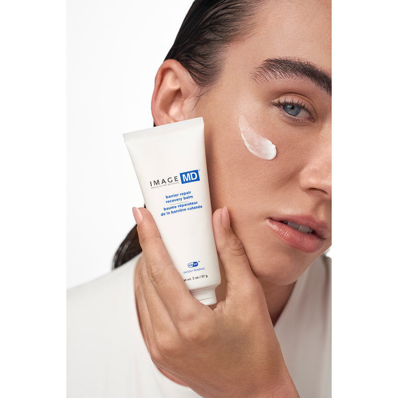 IMAGE SKINCARE MD barrier repair recovery balm – für empfindliche Haut, 56g, Model hält Tube