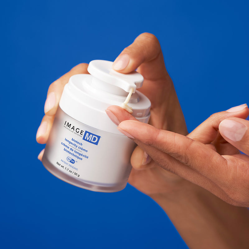 IMAGE SKINCARE MD biotech longevity crème  – Anti-Aging Pflege für empfindliche Haut, 50ml, Modell entnimmt Creme