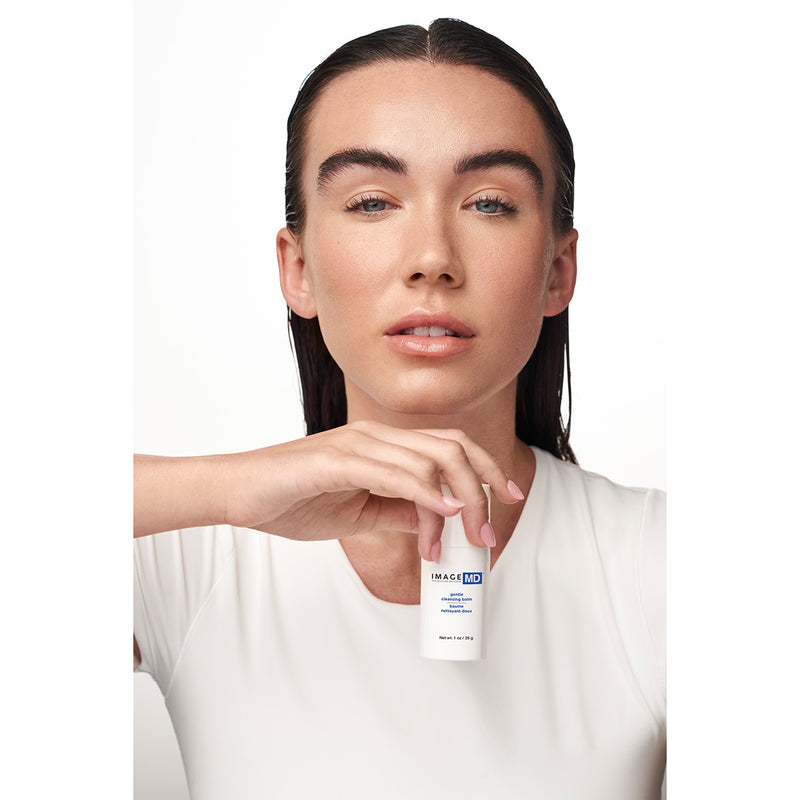 IMAGE SKINCARE MD gentle cleansing balm – für empfindliche trockene Haut, 28g, Model hält Pumpspender