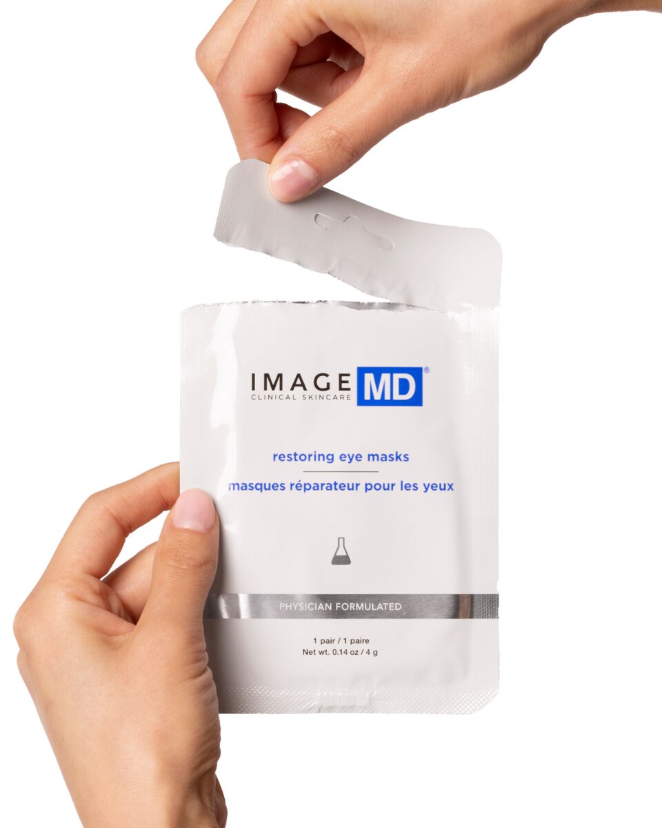 IMAGE SKINCARE MD Restoring Eye Masks – 4g, Hände öffnen Sachet