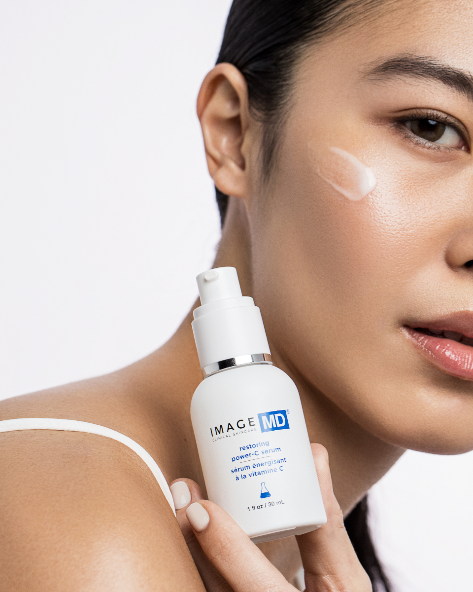 IMAGE SKINCARE MD Restoring Power-C Serum  – Hochwirksames Vitamin-C-Serum, 30ml, Frau hält Pumspender