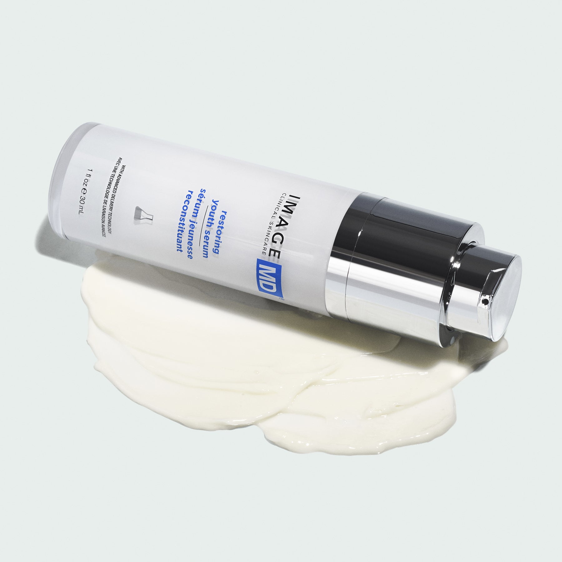 IMAGE SKINCARE MD Restoring Youth Serum – Anti-Aging Serum, 30ml, Pumpspender liegend mit Produktprobe