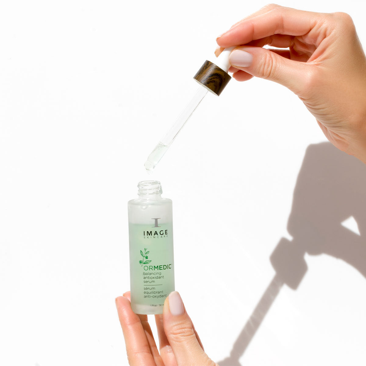 IMAGE SKINCARE Ormedic Balancing Antioxidant Serum – Feuchtigkeitsspendendes Serum, 30ml, Hand entnimmt Serum mit Pipette