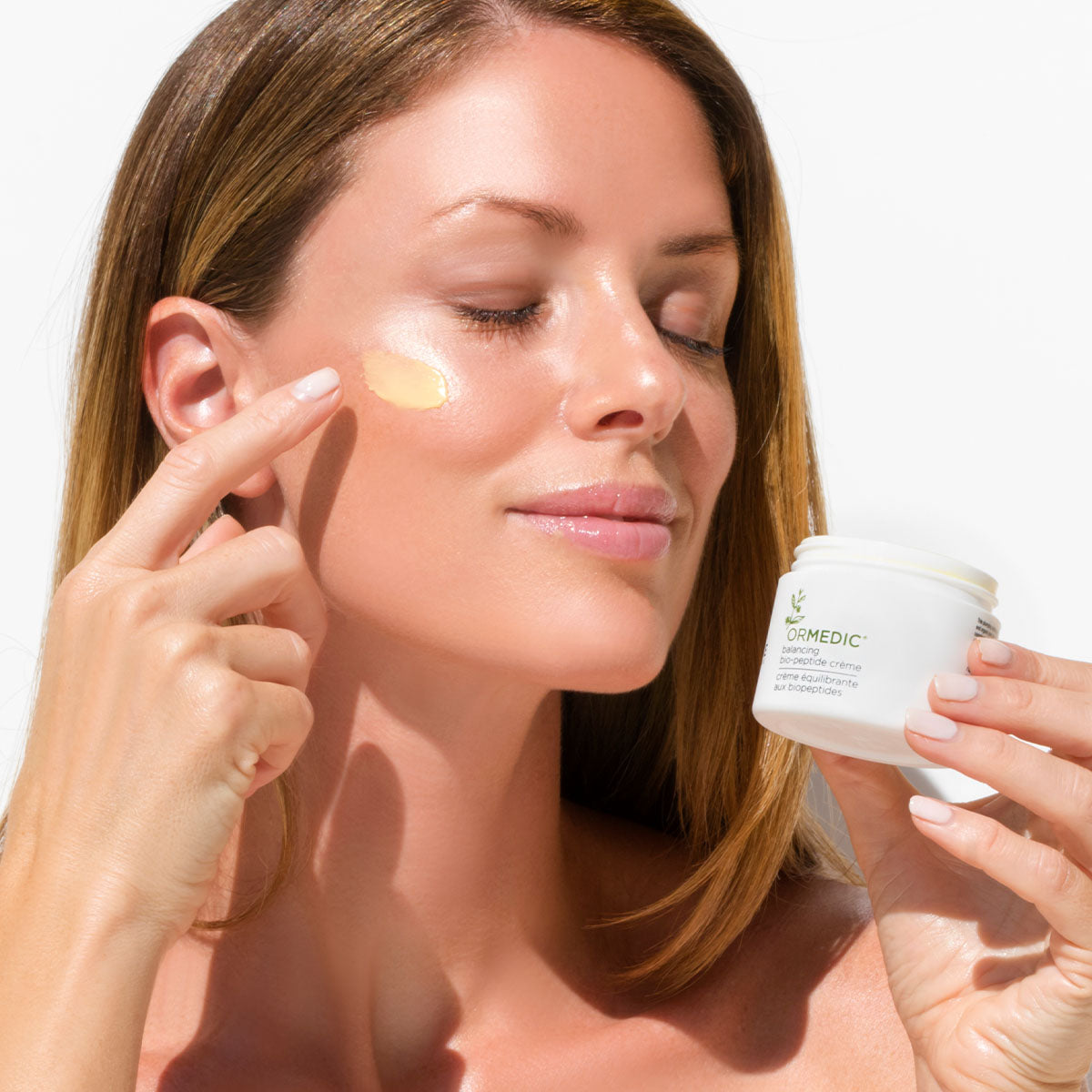IMAGE SKINCARE Ormedic Balancing Bio-Peptide Crème – Sanfte Nachtpflege, 57g, Frau cremt Gesicht ein