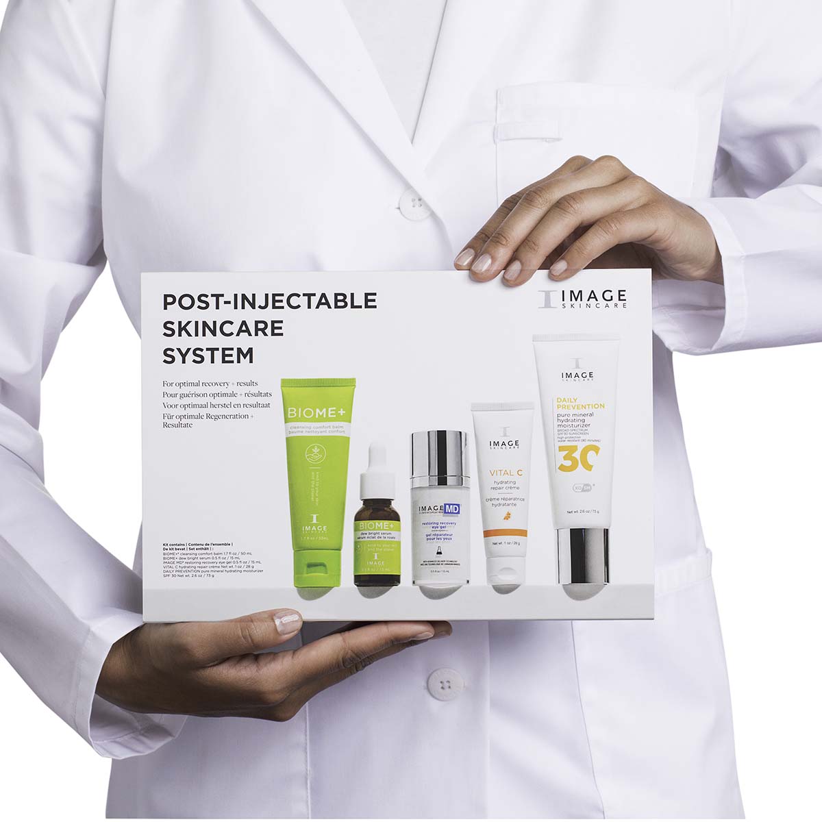 IMAGE SKINCARE Post-Injectable Skincare System – Pflege-Routine, 1stk, Frau in Laborkittel hält Umkarton