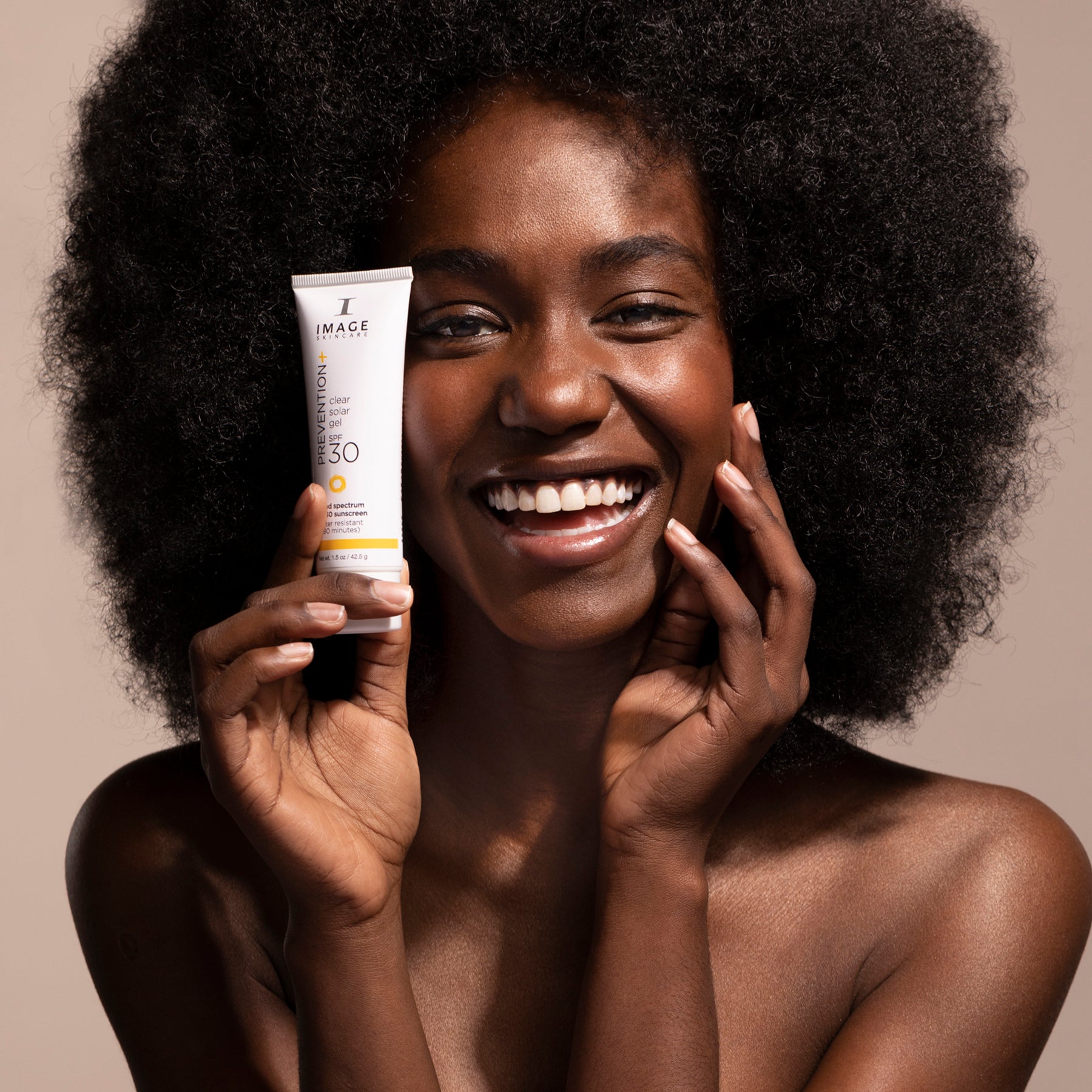 IMAGE SKINCARE Prevention+ clear solar gel SPF 30 – Sonnenschutz-Gel, 42,5g, Frau hält Tube