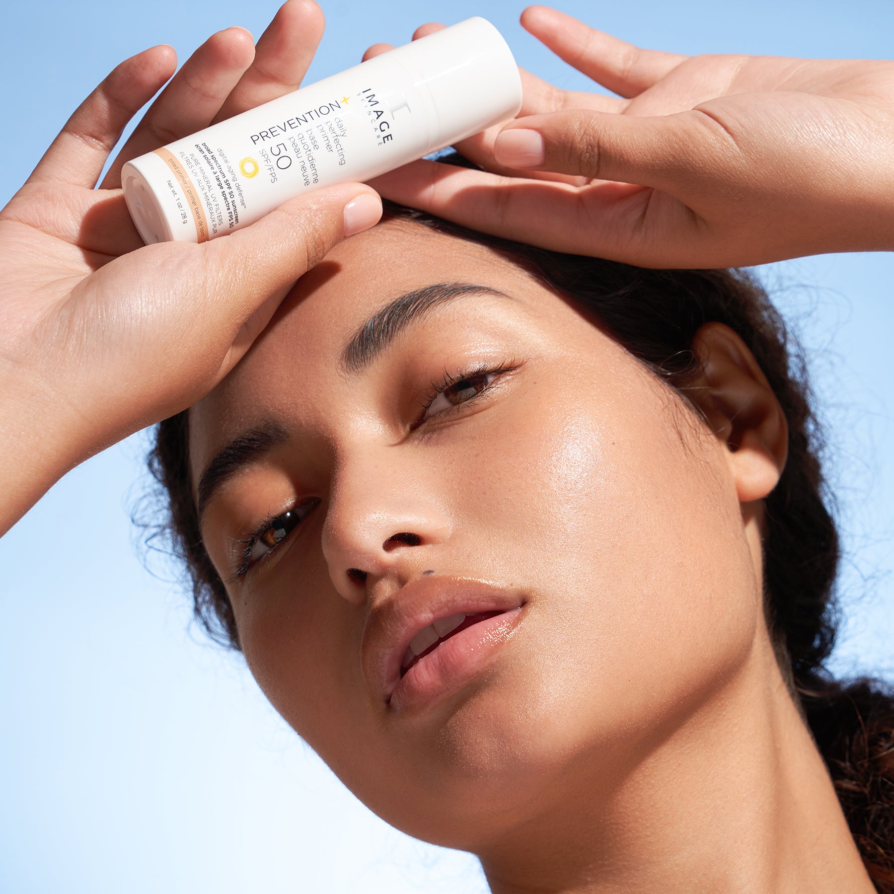IMAGE SKINCARE Prevention+ Daily Perfecting Primer SPF50 – Mineralischer Primer mit Sonnenschutz, 28g, Frau hält Pumpspender