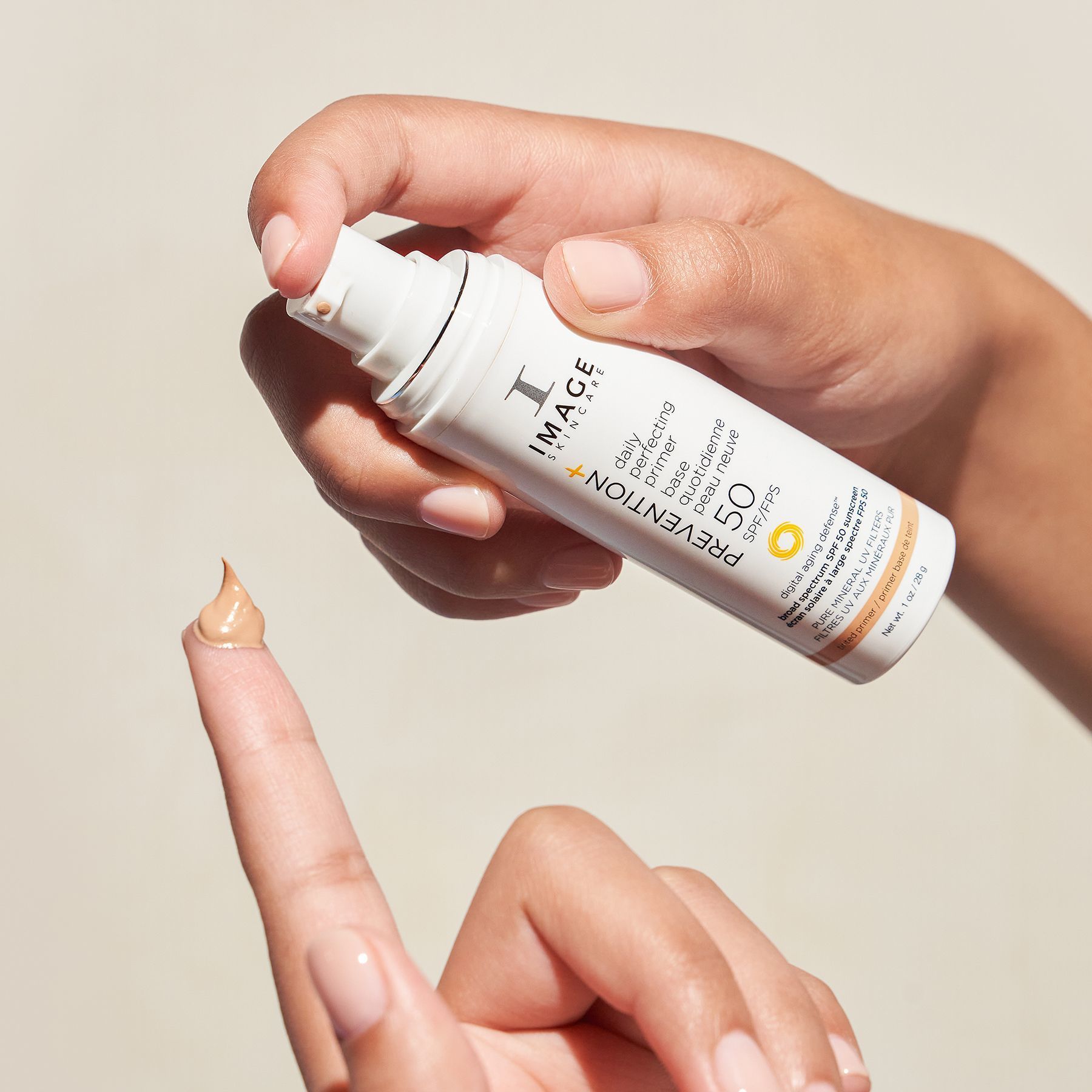 IMAGE SKINCARE Prevention+ Daily Perfecting Primer SPF50 – Mineralischer Primer mit Sonnenschutz, 28g, Hände gebe Primer auf Fingerspitze