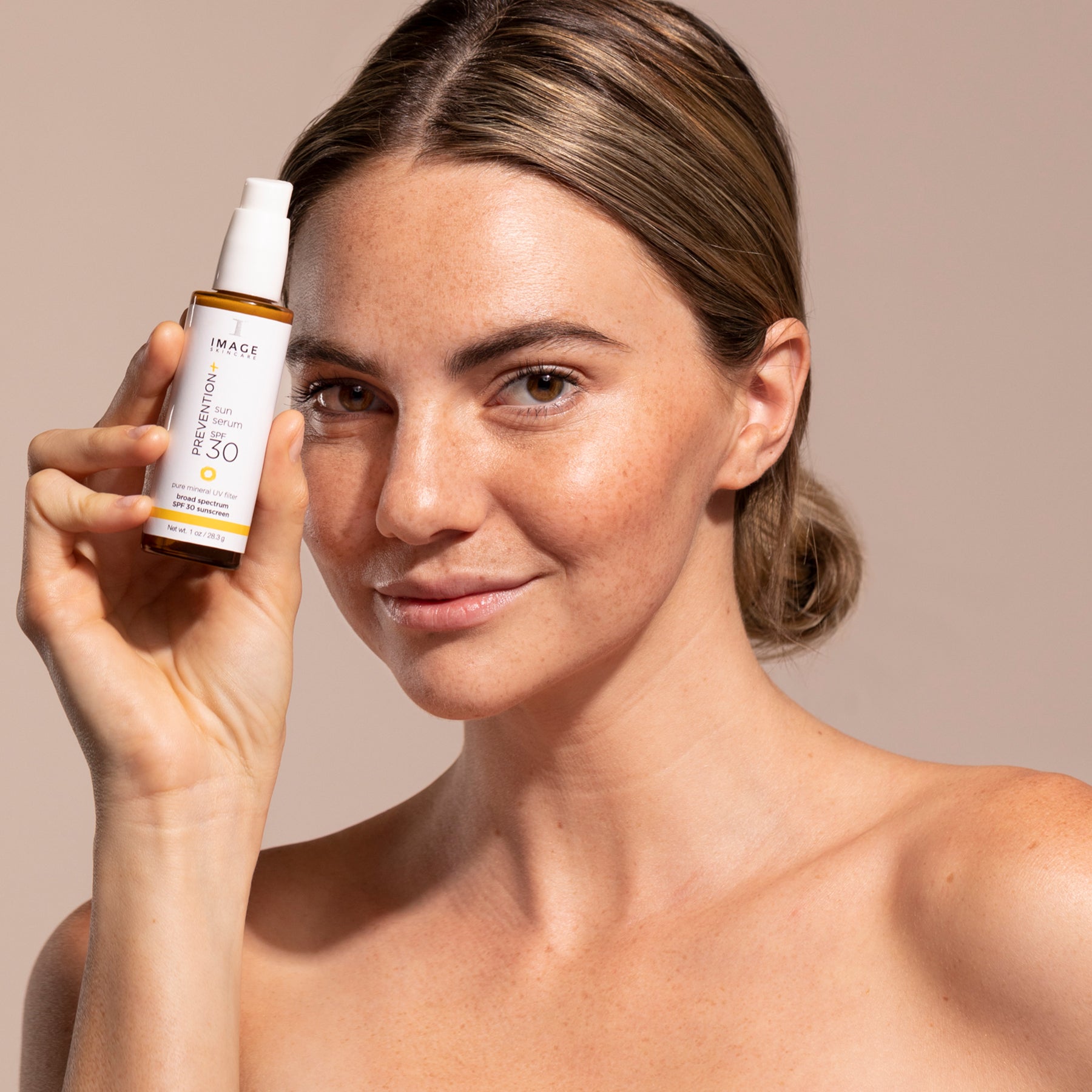 IMAGE SKINCARE Prevention+ sun serum SPF 30 – Leichtes Sonnenschutzserum, 28,3g, Frau hält Pumpspender