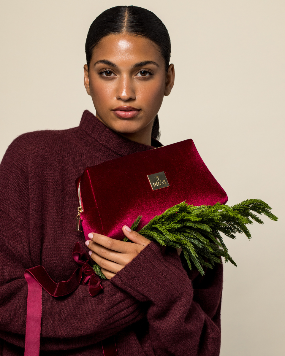 IMAGE SKINCARE the DAILY ESSENTIALS kit – Holiday Set 2026, -, Model hält Kosmetiktasche