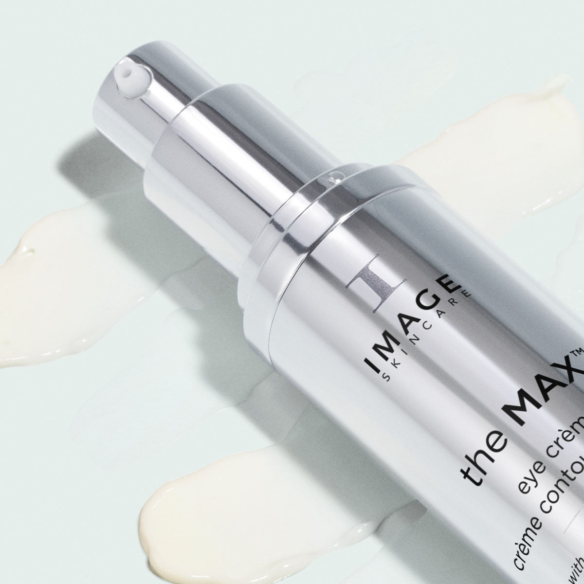 IMAGE SKINCARE the MAX Eye Crème – Anti-Aging Augenpflege, 15ml, Pumpspender liegend auf Produktprobe