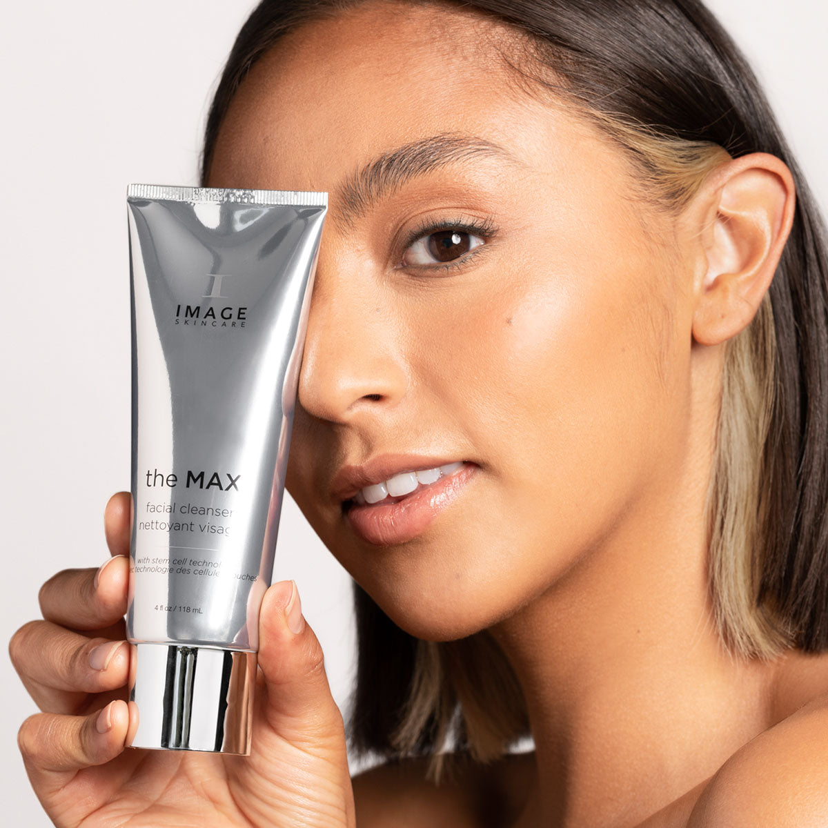 IMAGE SKINCARE the MAX Facial Cleanser – Reinigung mit Anti-Aging-Effekt, 118ml, Frau hält Tube vor Gesicht