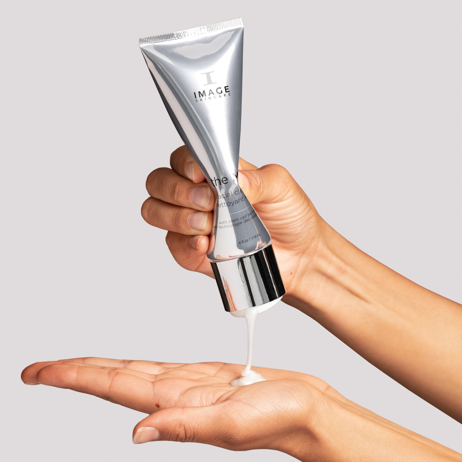 IMAGE SKINCARE the MAX Facial Cleanser – Reinigung mit Anti-Aging-Effekt, 118ml, Hand gibt Reinigungsschaum in Handfläche