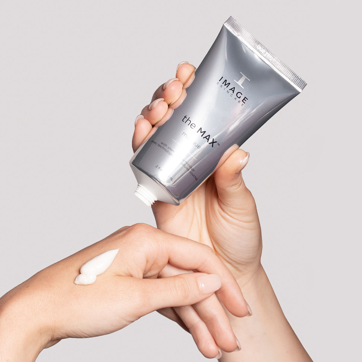 IMAGE SKINCARE the MAX Masque – Straffende Maske, 59ml, Hände geben Maske auf Handrücken