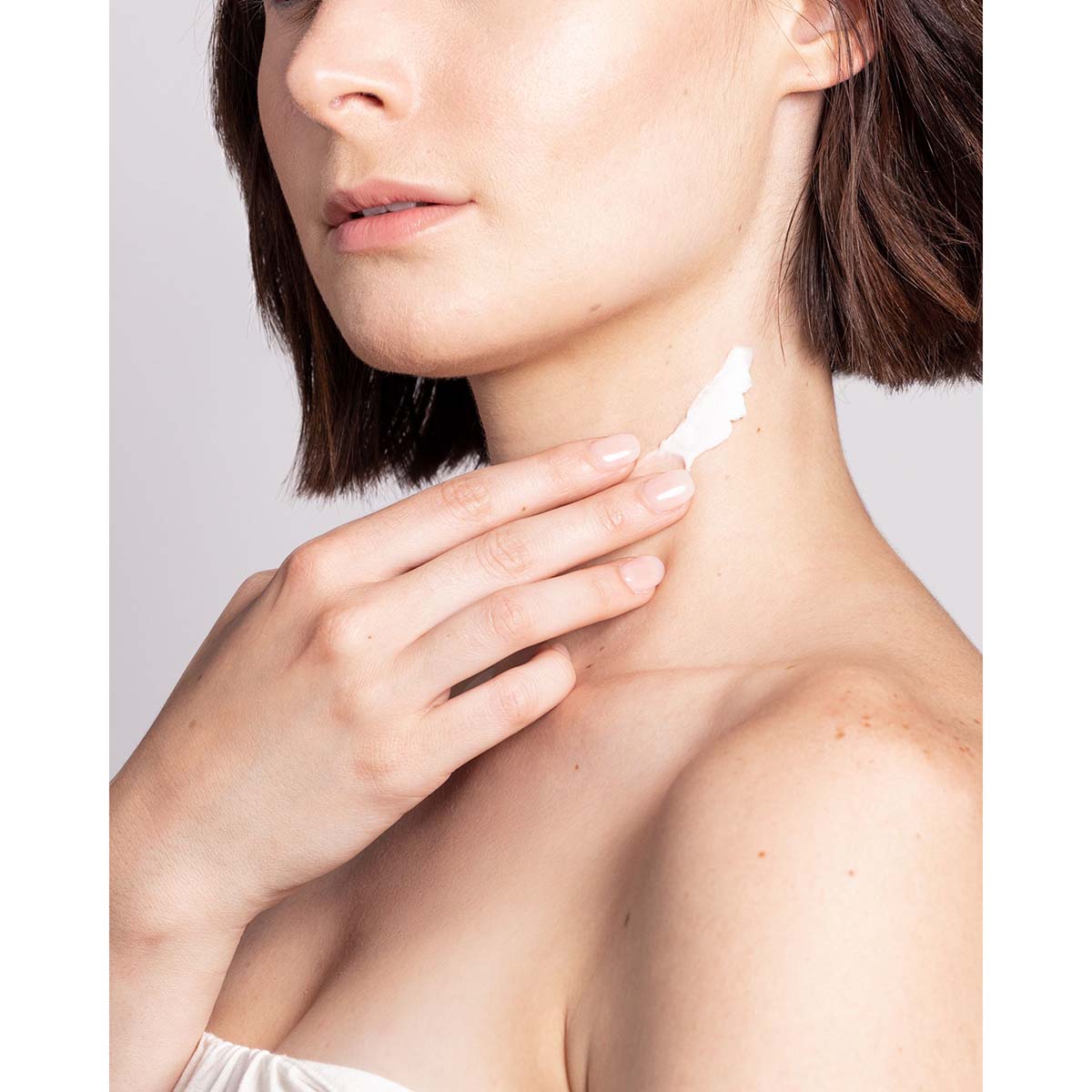 IMAGE SKINCARE the MAX Neck Lift  – Pflege für Hals und Dekolleté, 59ml, Frau cremt Hals ein