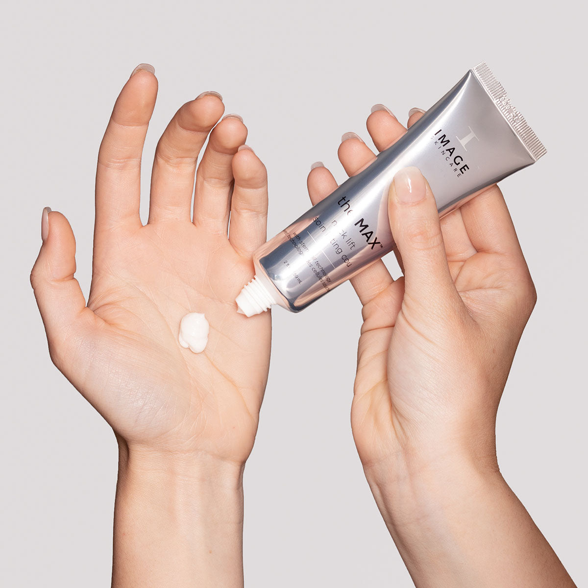 IMAGE SKINCARE the MAX Neck Lift  – Pflege für Hals und Dekolleté, 59ml, Hände geben Maske in Handfläche