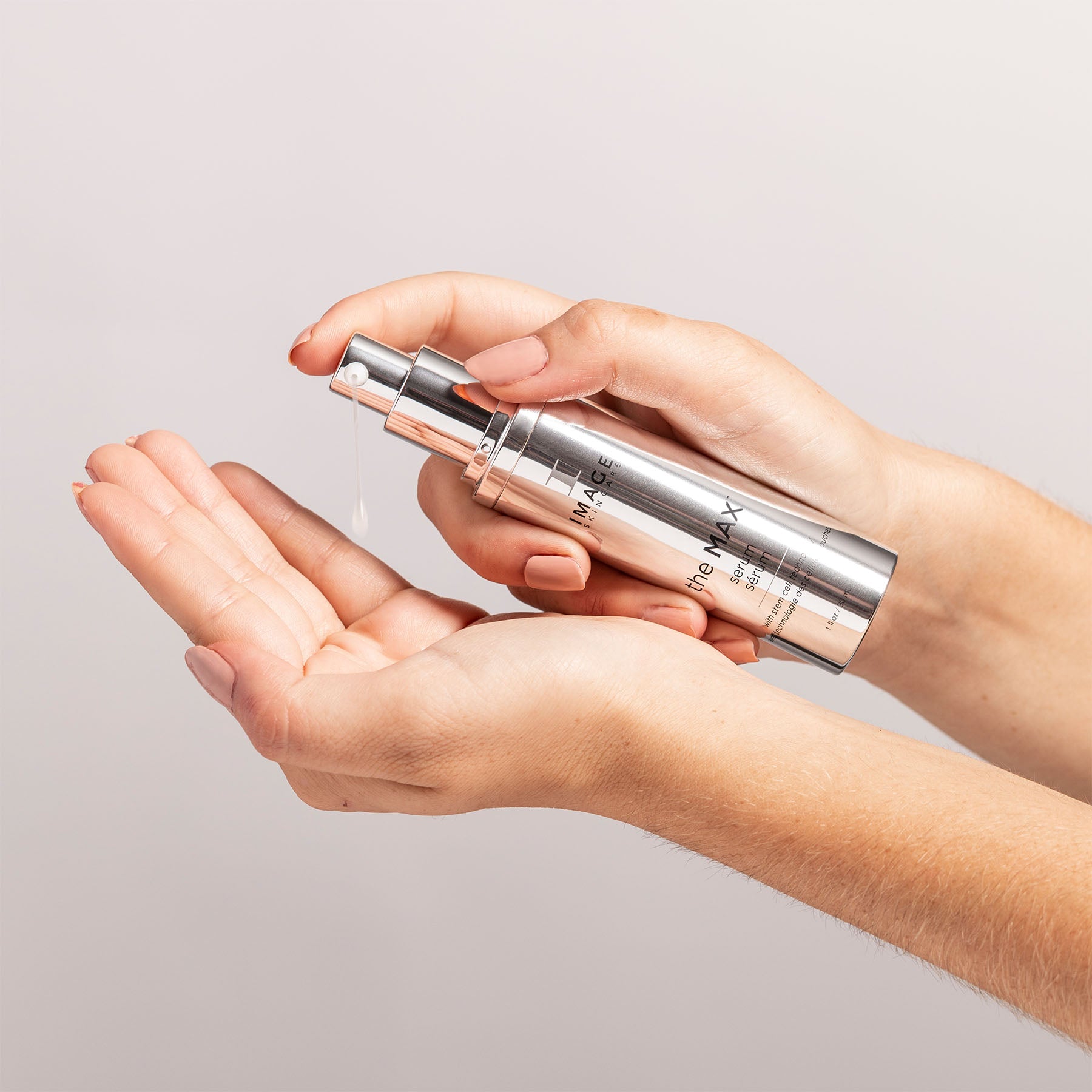 IMAGE SKINCARE the MAX Serum  – Anti-Aging Pflege, 30ml, Hände geben Serum in Handfläche