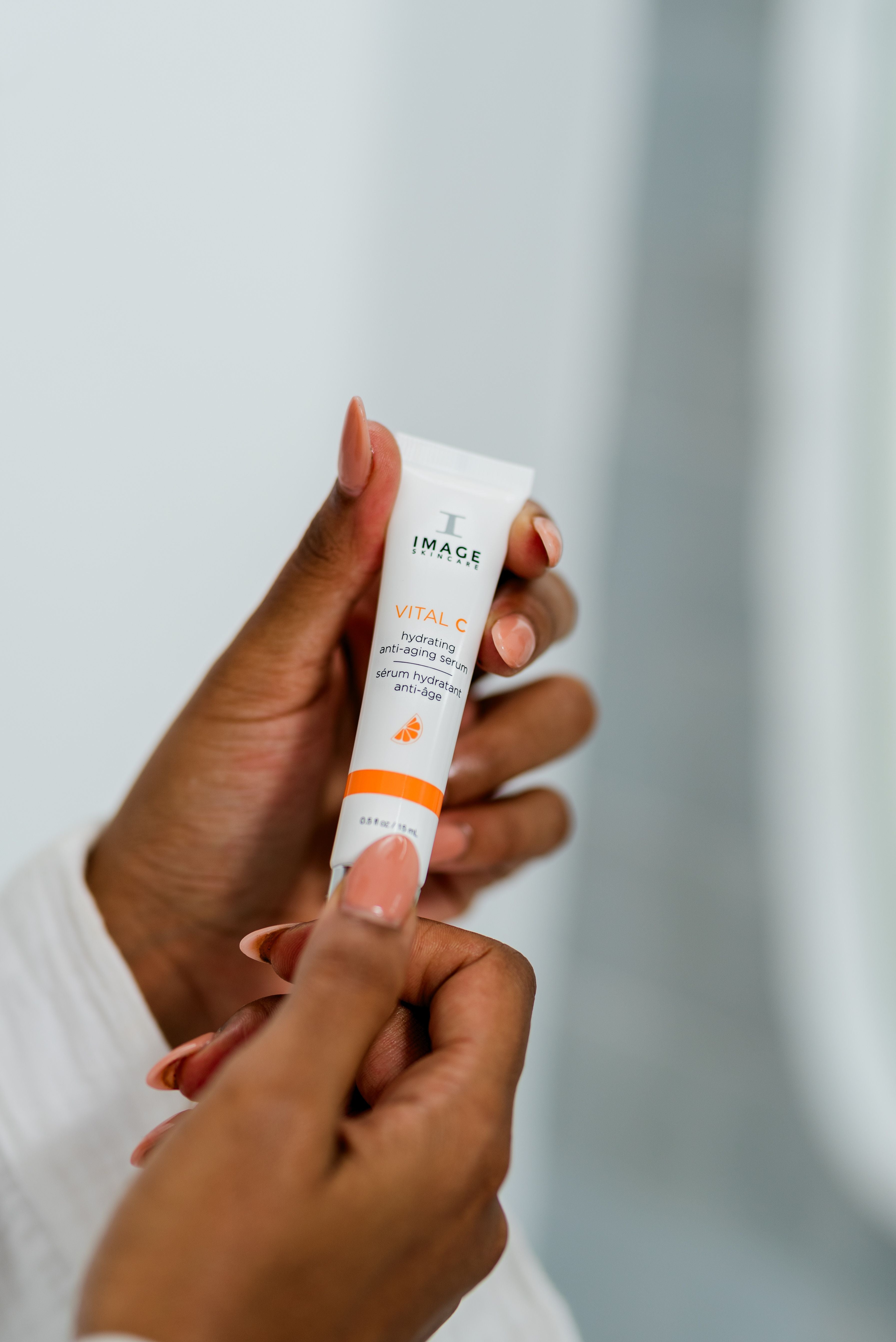 IMAGE SKINCARE Vital C Hydrating Anti-Aging Serum – 15ml, Hände halten Tube