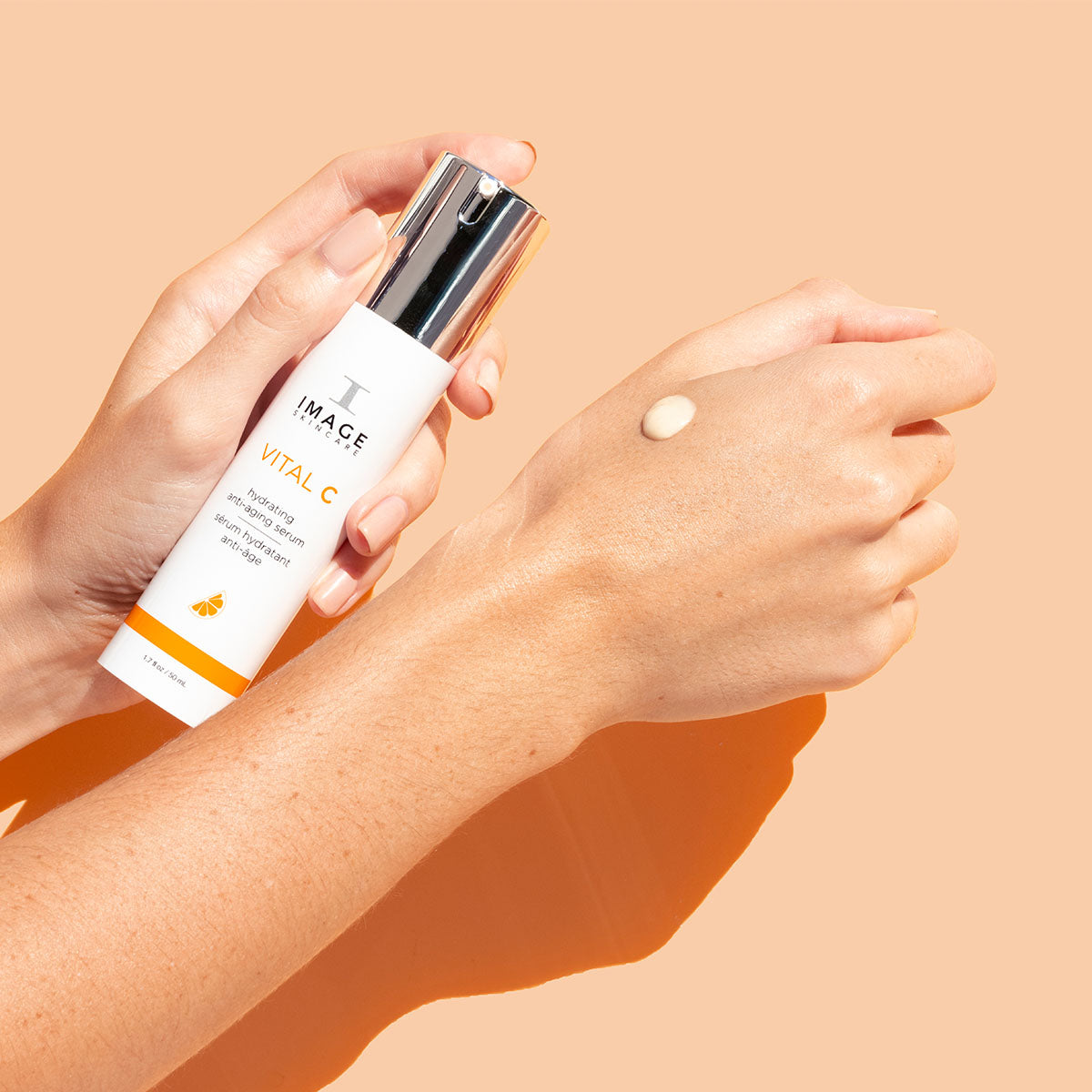 IMAGE SKINCARE Vital C Hydrating Anti-Aging Serum – 50ml, Hände geben Serum auf Handrücken
