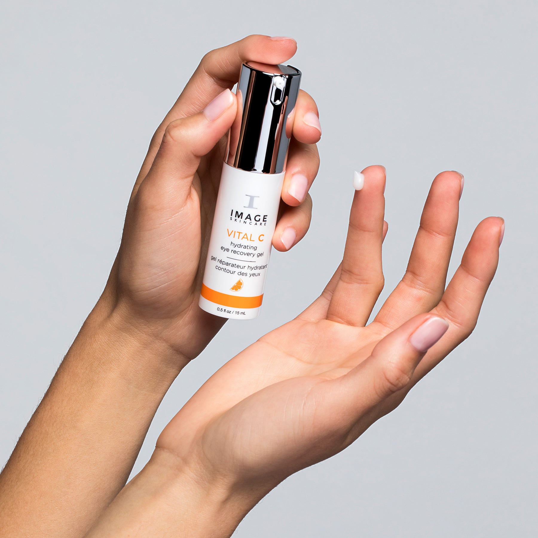IMAGE SKINCARE Vital C Hydrating Eye Recovery Gel  – Augenpflege gegen Augenringe & Fältchen, 15ml, Hand gibt Augencreme auf Fingerspitze