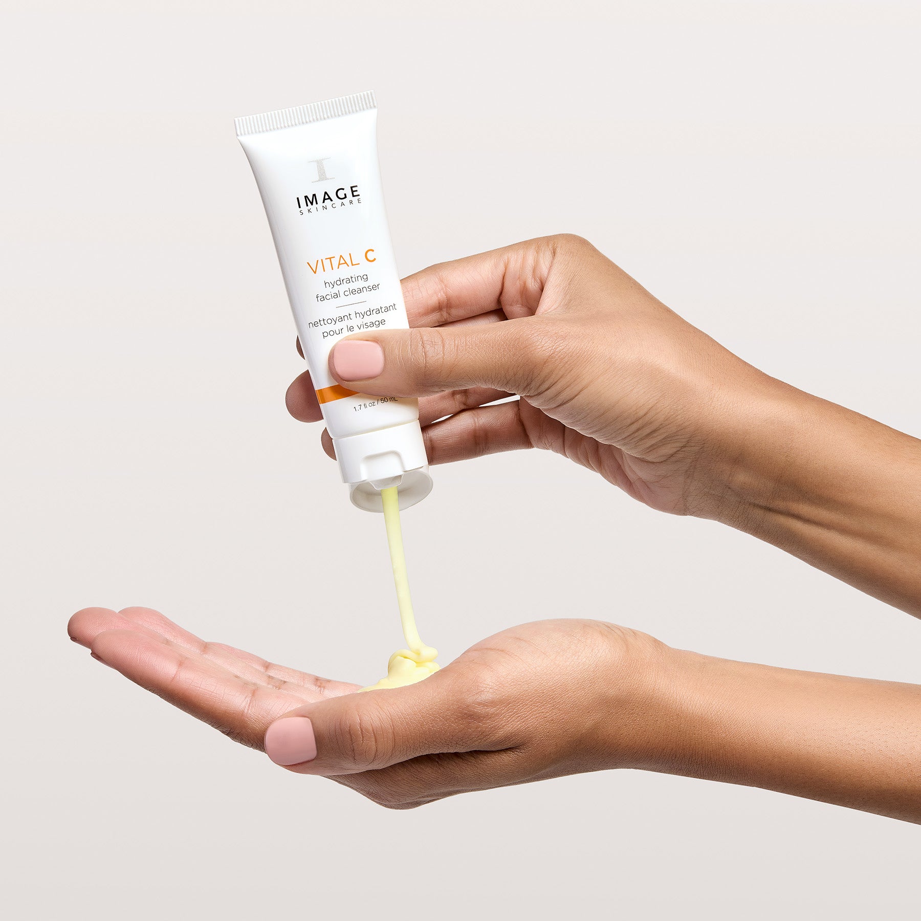 IMAGE SKINCARE Vital C Hydrating Facial Cleanser – Sanfte Reinigung mit Vitamin C, 60ml, Hände entnehmen Cleanser aus Tube